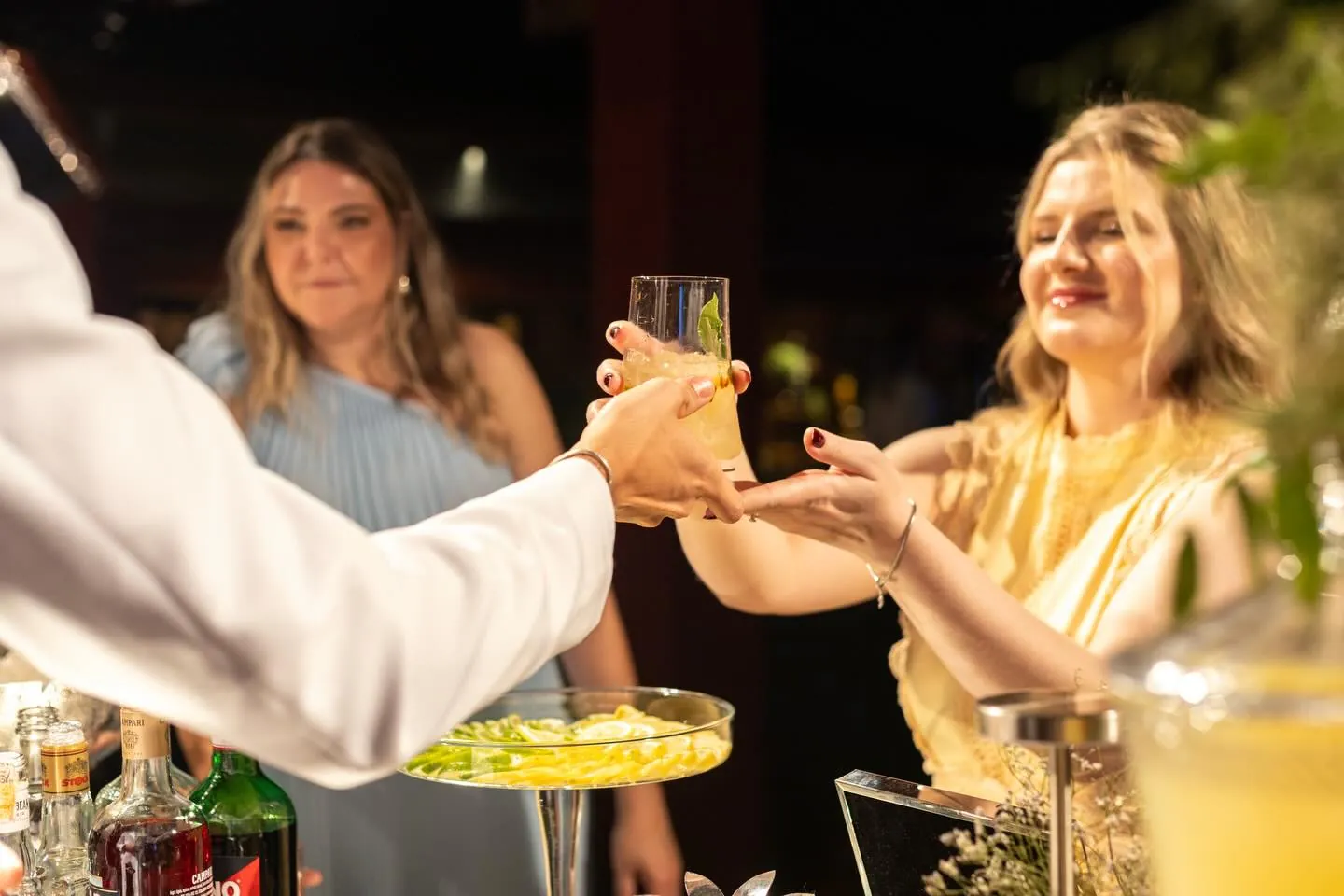 Bartender da Salute entregando um coquetel a uma convidada durante um evento